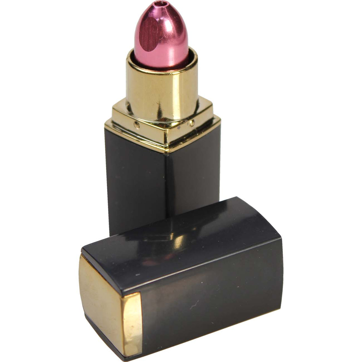 Kuva Lipstick Pipe -piipusta, joka näyttää aidolta punaiselta huulipunapuikolta pöydällä muiden kosmetiikkatuotteiden joukossa, korostaen sen huomaamattomuutta ja tyylikästä muotoilua.