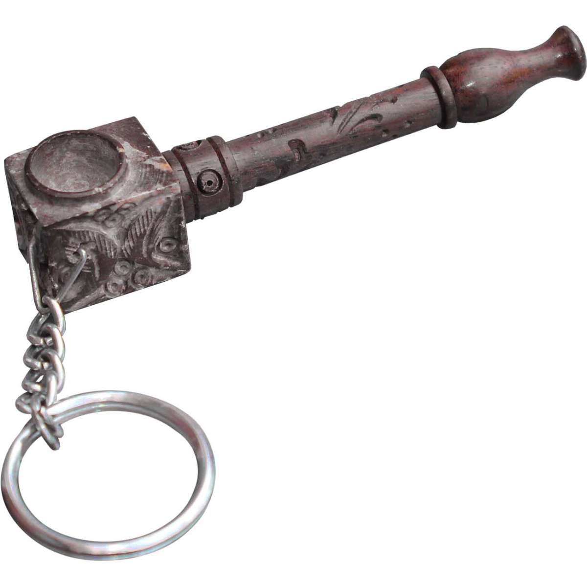 Lähikuva Rosewood Pipe carved avaimenperästä, jossa näkyy yksityiskohtainen ruusupuinen one-hitter-piippu metallisessa avainrenkaassa, tummalla taustalla.