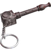 Lähikuva Rosewood Pipe carved avaimenperästä, jossa näkyy yksityiskohtainen ruusupuinen one-hitter-piippu metallisessa avainrenkaassa, tummalla taustalla.