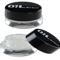 Pieni läpinäkyvä 3ml Oil Black Leaf lasipurkki, jossa musta muovinen kierrekansi. Purkki on valkoisella taustalla, valmiina öljyjen ja konsentraattien säilytykseen.