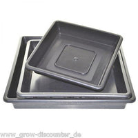 Valkoinen neliönmuotoinen 18x18cm aluslautanen kasvinruukun alla, minimalistisessa sisustuksessa.