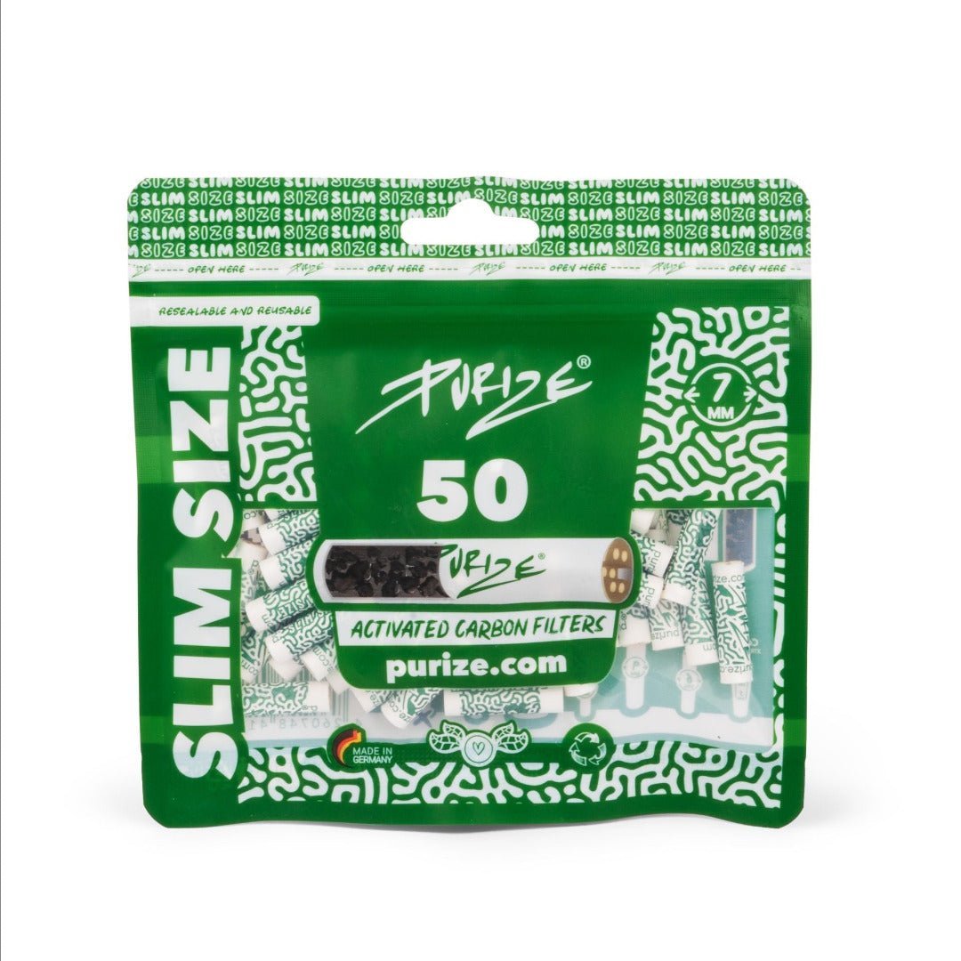 Vihreä Purize® Slim Size (7mm) aktiivihiilisuodatinpakkaus, sisältäen 50 suodatinta kierrätettävässä pussissa. Etualalla muutama yksittäinen 7mm vihreä aktiivihiilisuodatin.