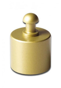 Kuva 50 gramman ruostumattomasta teräksestä valmistetusta kalibrointipunnuksesta suojaavassa säilytysrasiassa.