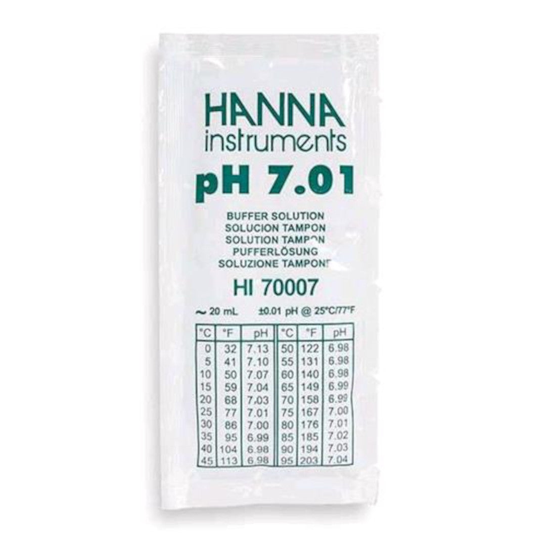 Hanna Instruments pH 7.01 kalibrointineste 20ml annospakkaus pöydällä digitaalisen pH-mittarin ja vesinäytteen vieressä.