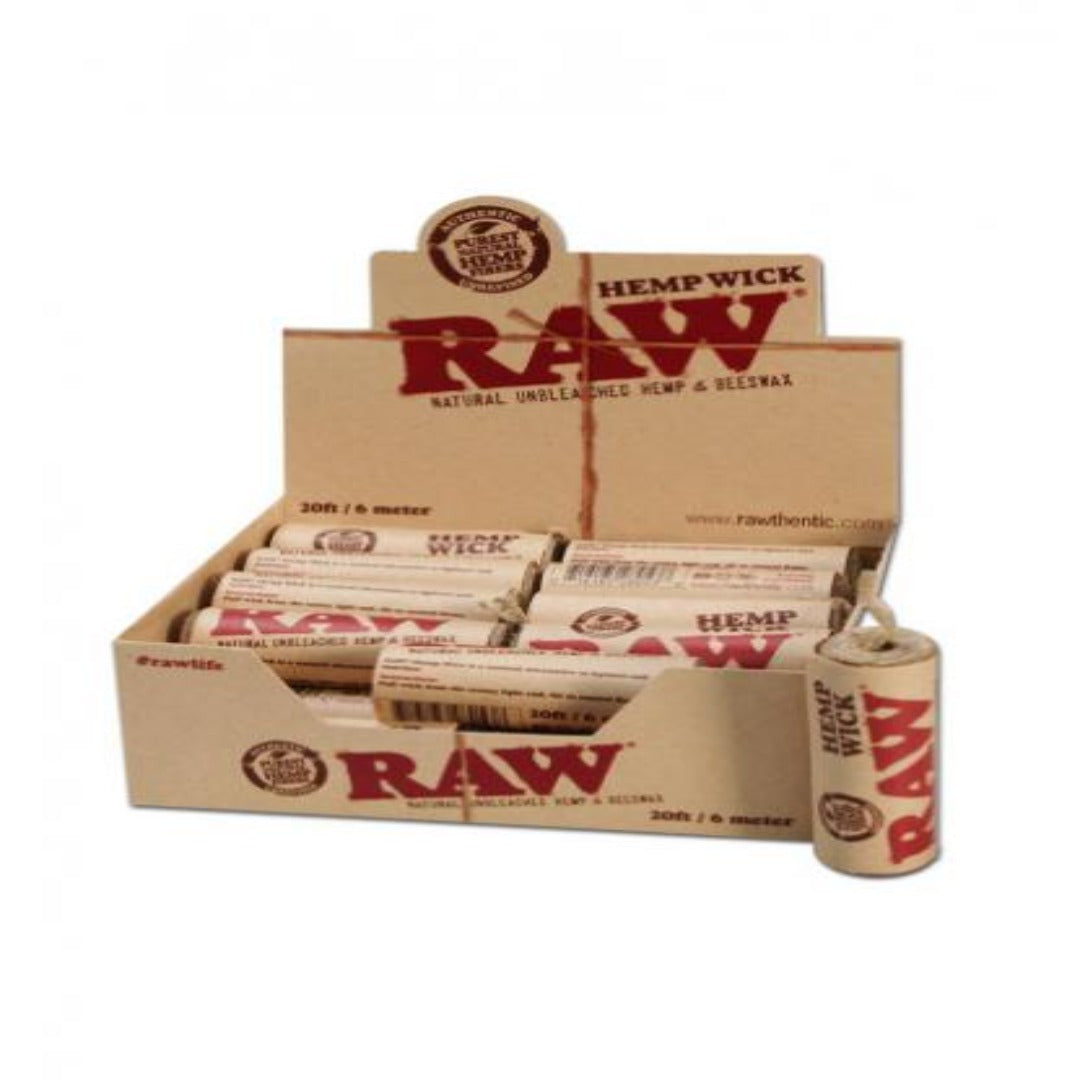 Pieni rulla käsittelemätöntä, luonnonväristä hamppulankaa pöydällä, korostaen sen kuitumaista rakennetta.