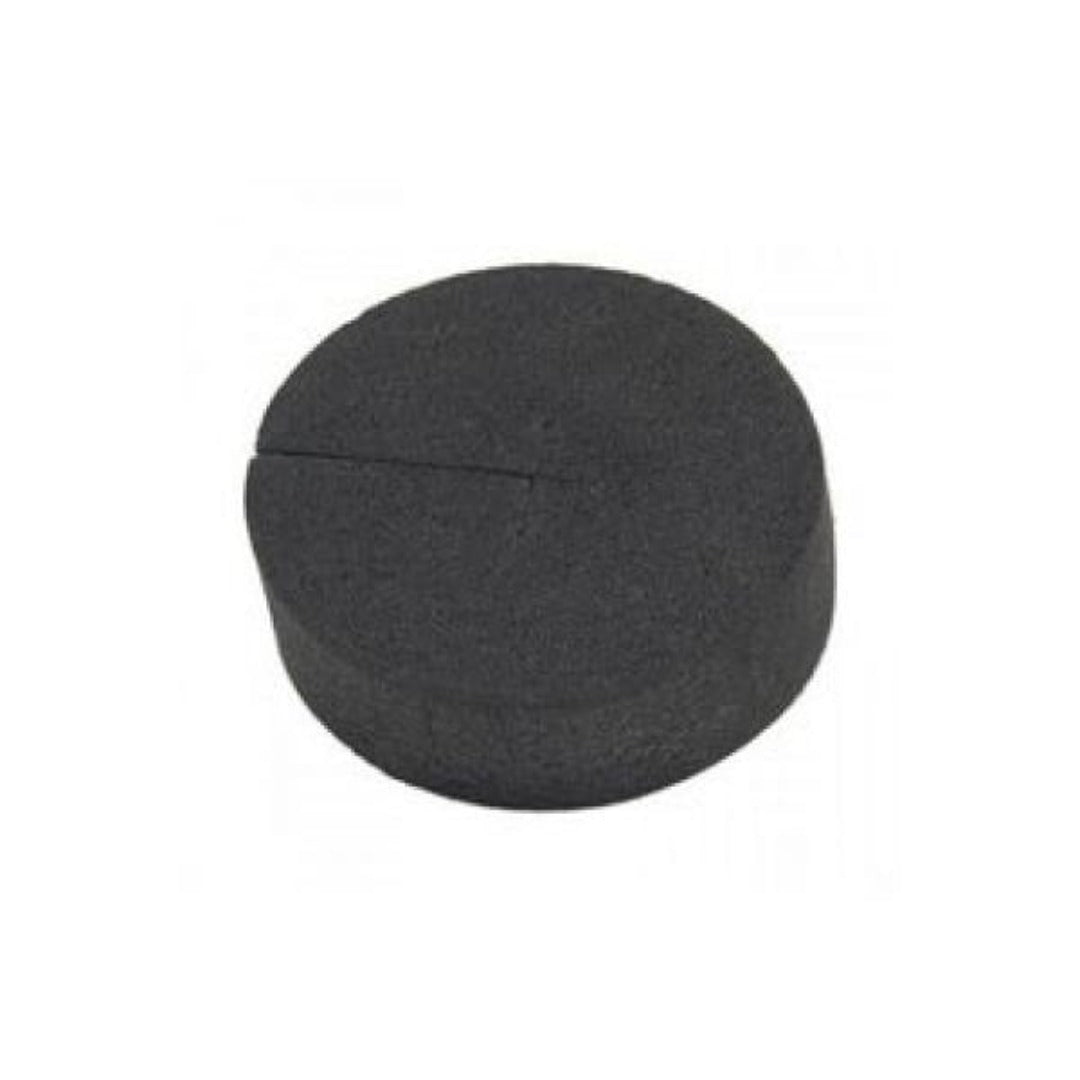 Musta joustava neopreenirengas asetettuna valkoiseen hydroponiseen verkkoruukkuun, kasvin taimen juuret näkyvillä.