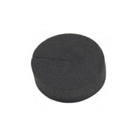 Musta joustava neopreenirengas asetettuna valkoiseen hydroponiseen verkkoruukkuun, kasvin taimen juuret näkyvillä.