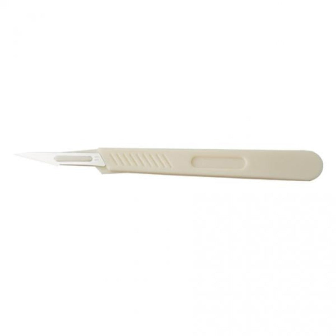 Kuva steriilistä skalpellista, jossa näkyy terävä, yksittäispakattu kirurginen teräosa ja ergonominen kahva valmiina käyttöön.