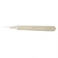 Kuva steriilistä skalpellista, jossa näkyy terävä, yksittäispakattu kirurginen teräosa ja ergonominen kahva valmiina käyttöön.