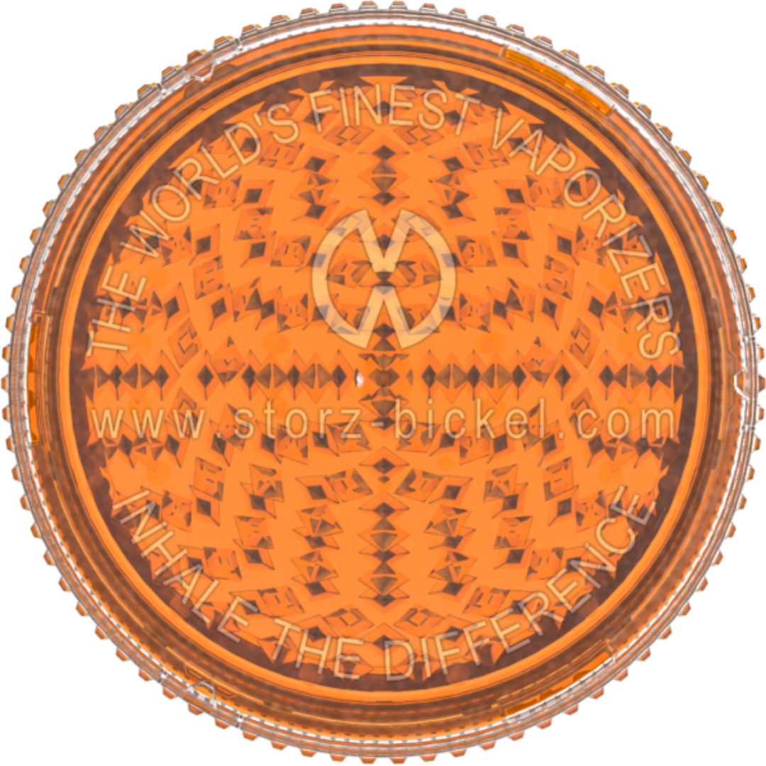 Lähikuva tyylikkäästä hopeanvärisestä Volcano Grinder XL -yrttimyllystä, jossa on neljä osaa ja timanttihampaat.