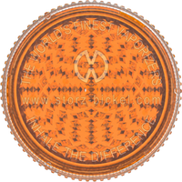 Lähikuva tyylikkäästä hopeanvärisestä Volcano Grinder XL -yrttimyllystä, jossa on neljä osaa ja timanttihampaat.