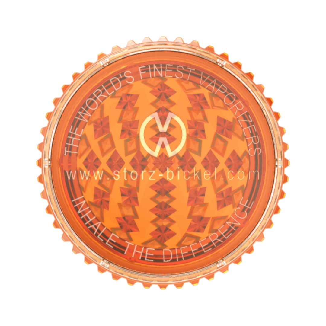 Volcano Grinderi – hopeanvärinen, neliosainen yrttimurskain tarkoin timanttileikatuin hampain, kuvattuna modernilla taustalla.