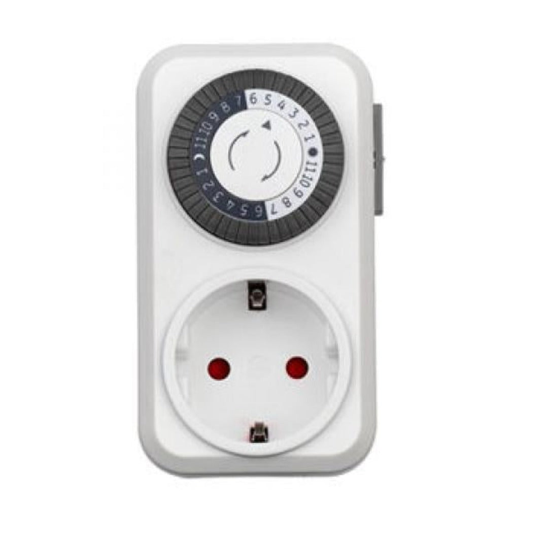 Valkoinen mekaaninen 24h ajastin pistorasiaan, etunäkymä kellotaululla ja vihreillä kytkentäsegmenteillä.