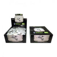 Kuva Integra Boost 8g kosteudensäätäjästä, joka on valkoinen pussi sinisellä Integra Boost 62% logolla, asetettuna läpinäkyvään lasipurkkiin kuivattujen yrttien kanssa.