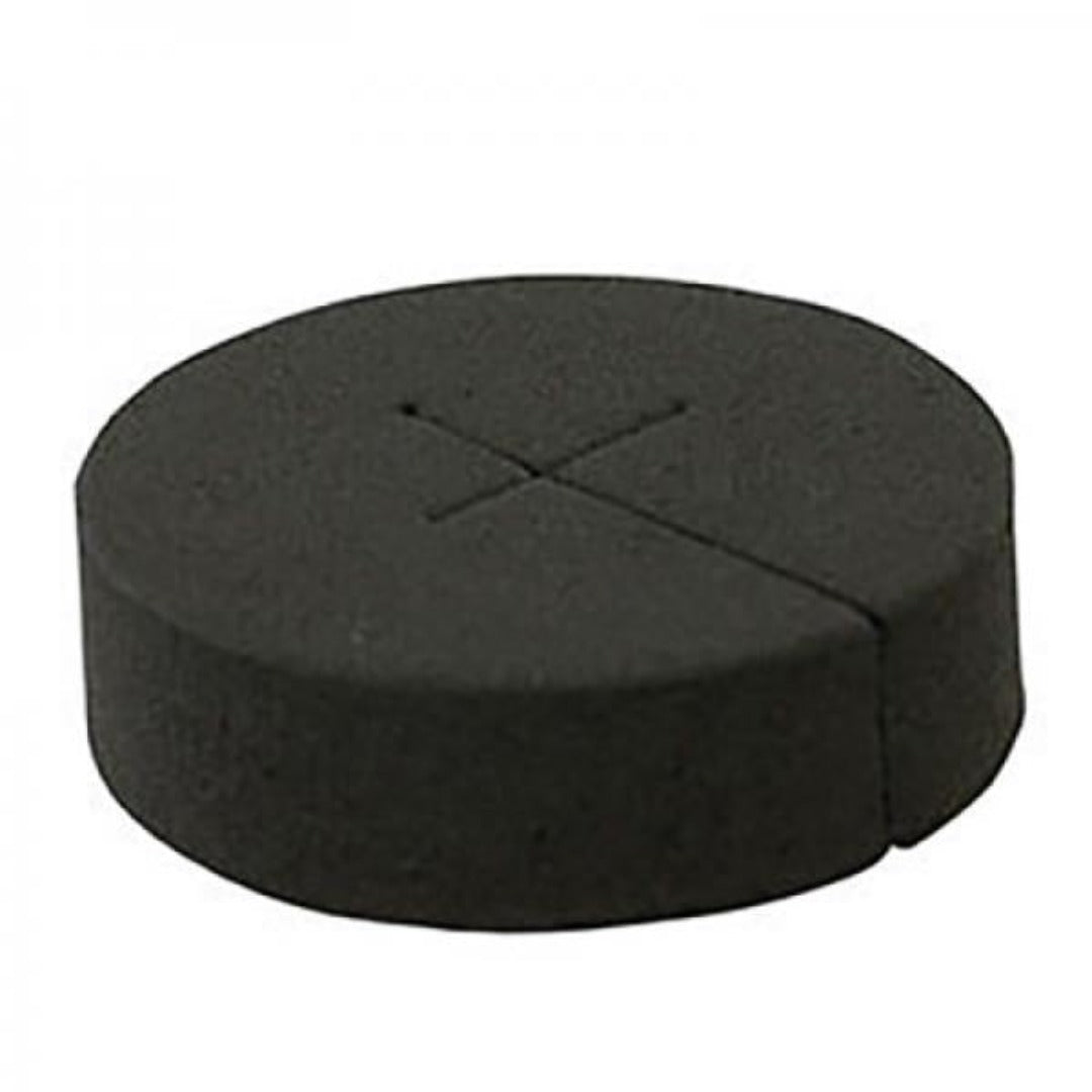 Vihreä neopreenirengas, joka on asetettu tummaan 8cm verkkoruukkuun, jossa on pieni taimi keskellä, havainnollistaen kasvin tukea vesiviljelyjärjestelmässä.