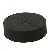 Vihreä neopreenirengas, joka on asetettu tummaan 8cm verkkoruukkuun, jossa on pieni taimi keskellä, havainnollistaen kasvin tukea vesiviljelyjärjestelmässä.