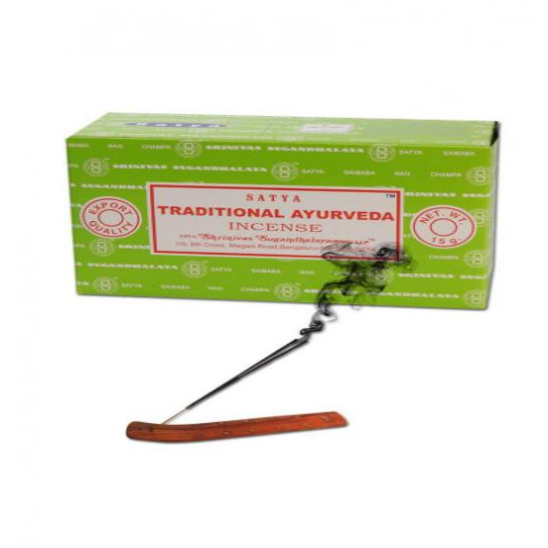 Satya Ayurveda suitsukepakkaus, jossa perinteinen kuvitus ja palava suitsuketiku luovat lämpimän, rauhoittavan tunnelman.