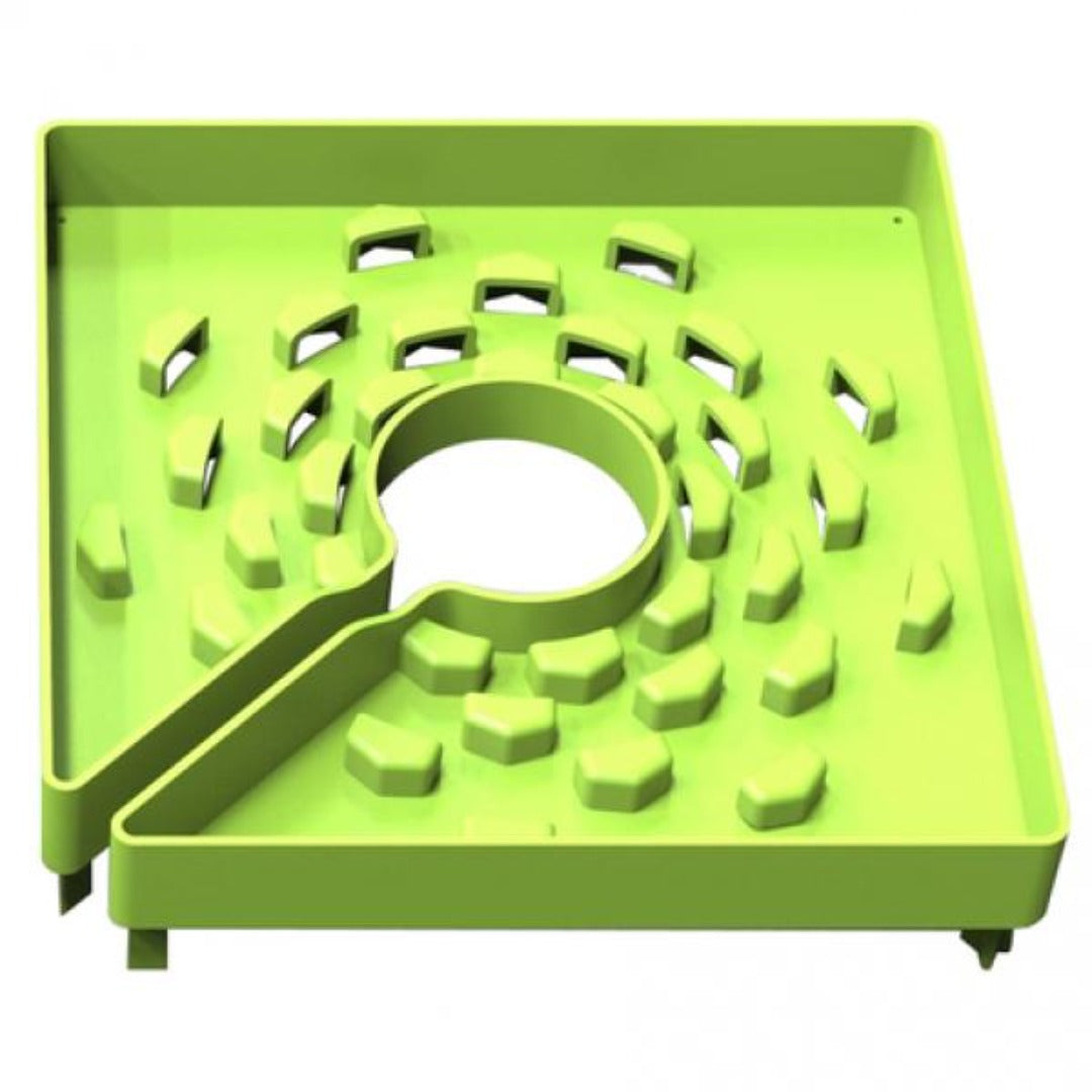 Musta, kestävä Kansi L Kivivillalle -kansi, asetettuna suuremman kivivillakuution päälle, josta kasvin varsi nousee ylös ja peittää alustan valolta.