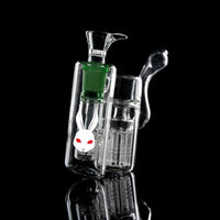 Valkoinen kani-suihkupää 8 varrella luo kuplia. Keraaminen, kylpyhuoneen sisustus. - Kaninkolo