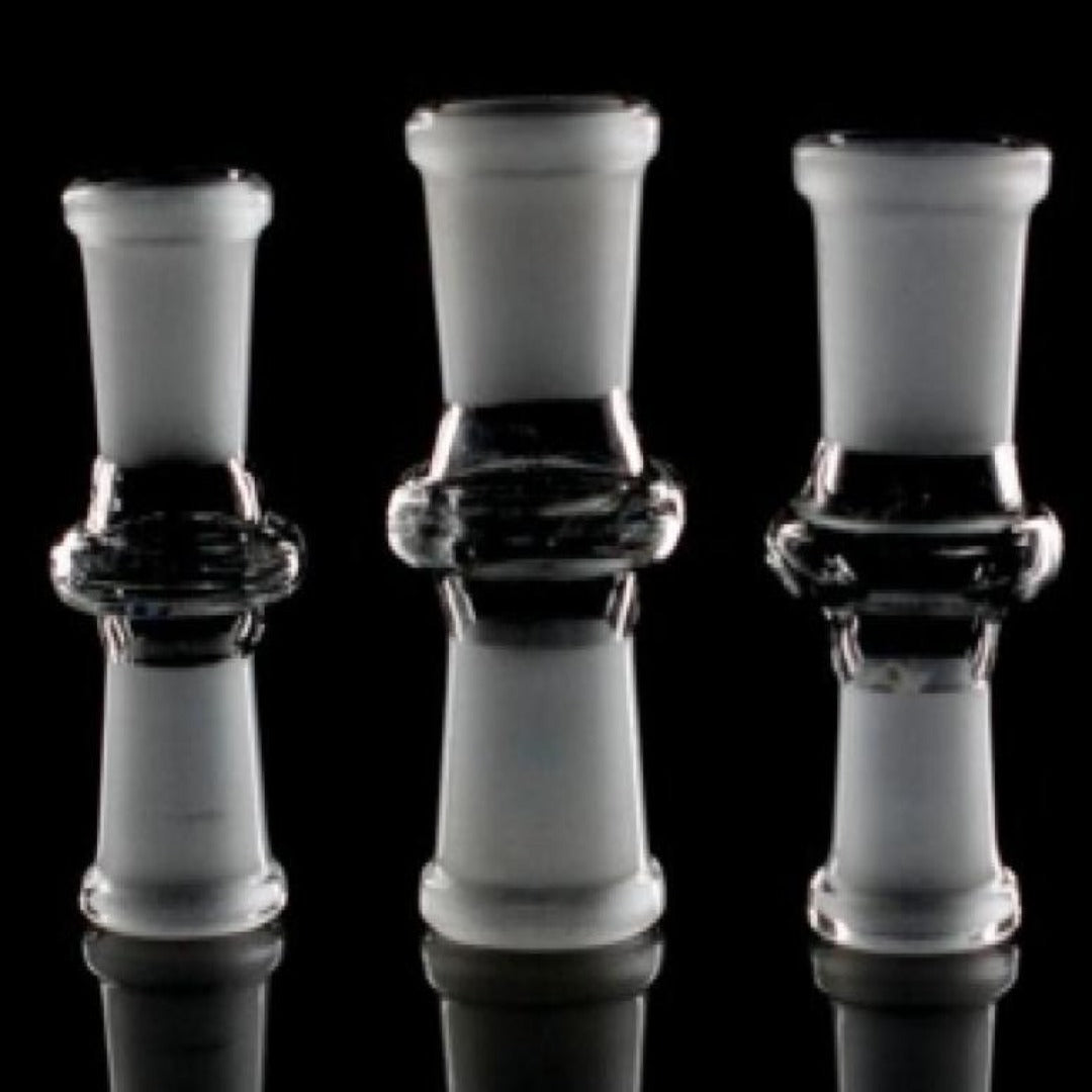 Lähikuva läpinäkyvästä lasisesta bongiadapterista, joka on tyyppiä female-female ja kooltaan 14mm, asetettuna neutraalille taustalle.