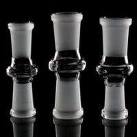 Lähikuva läpinäkyvästä lasisesta bongiadapterista, joka on tyyppiä female-female ja kooltaan 14mm, asetettuna neutraalille taustalle.