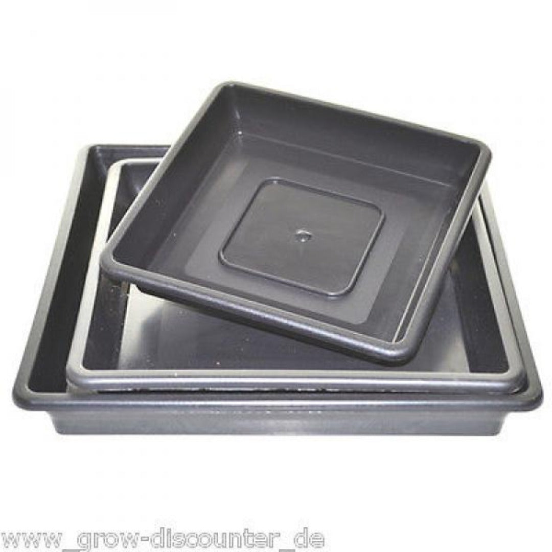 Elegantti 24x24 cm neliön muotoinen aluslautanen mattamustalla viimeistelyllä, valmiina pöydän kattaukseen.