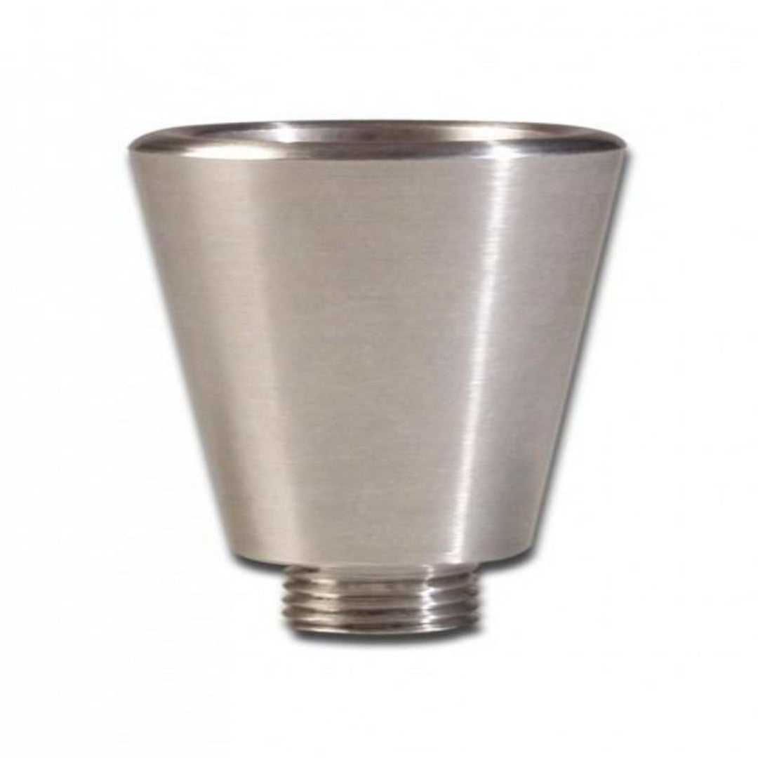 Kiiltävä ruostumattomasta teräksestä valmistettu pesäkuppi pieneläimille, minimalistinen muotoilu, valkoinen tausta.