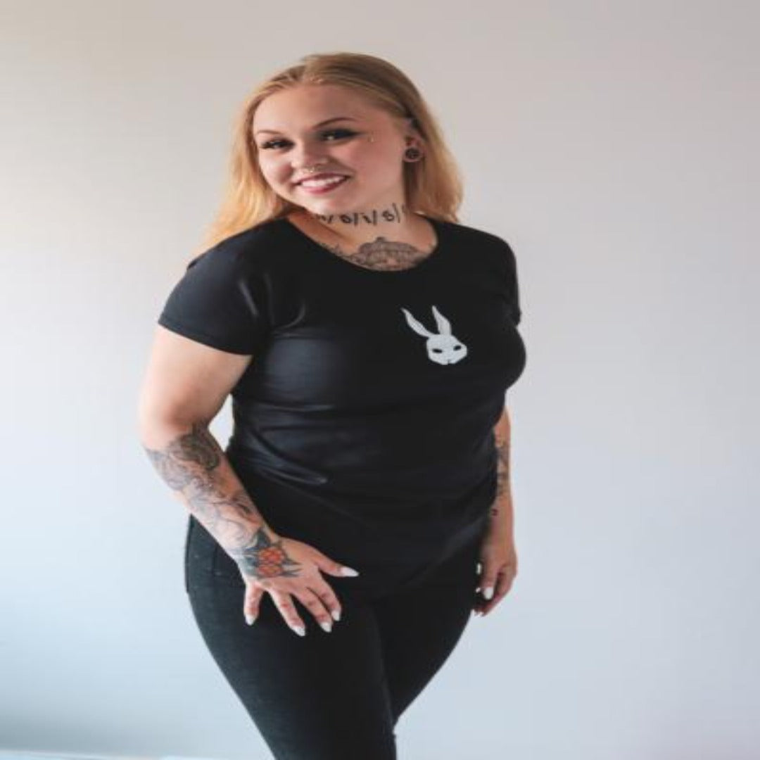 Musta naisten T-paita kani-aiheella. Pehmeää ja kestävää puuvillaa. - Kaninkolo