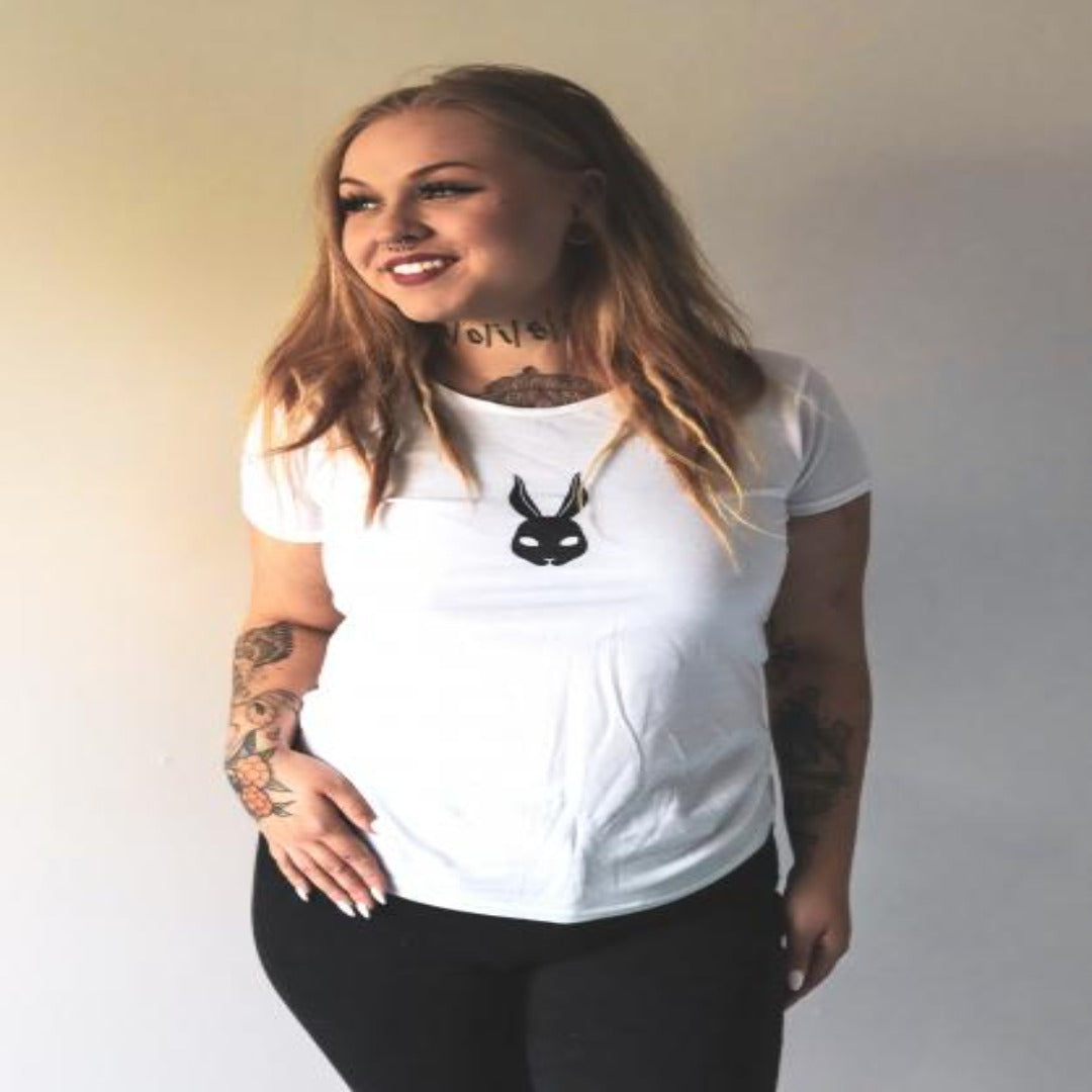 Valkoinen naisten t-paita söpöllä kanikuvalla. Laadukasta puuvillaa. Ideaalinen arkeen tai lahjaksi. - Kaninkolo