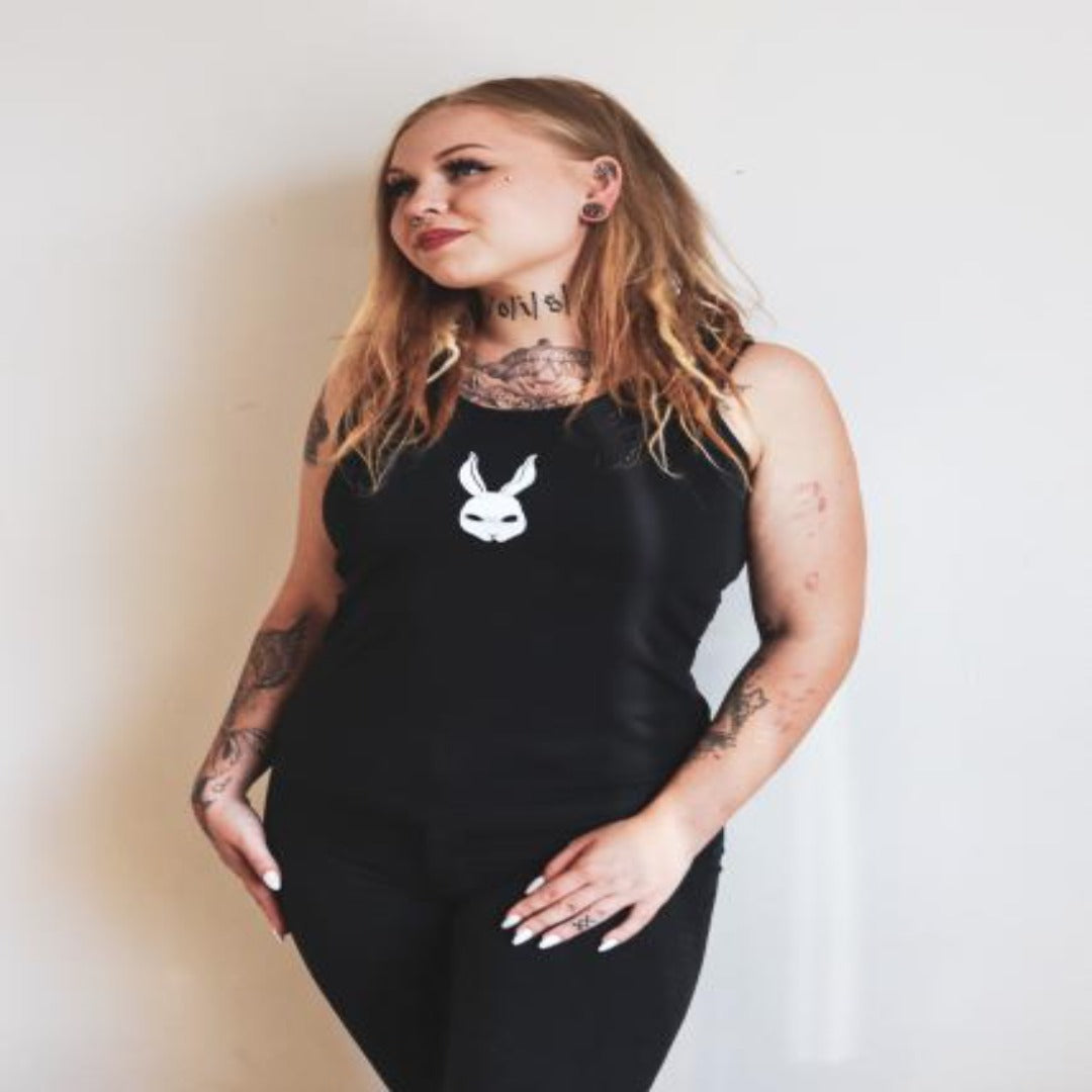 Musta hihaton tank top, jossa on kani-aiheinen kuva. Pehmeä puuvilla ja rento istuvuus - Kaninkolo