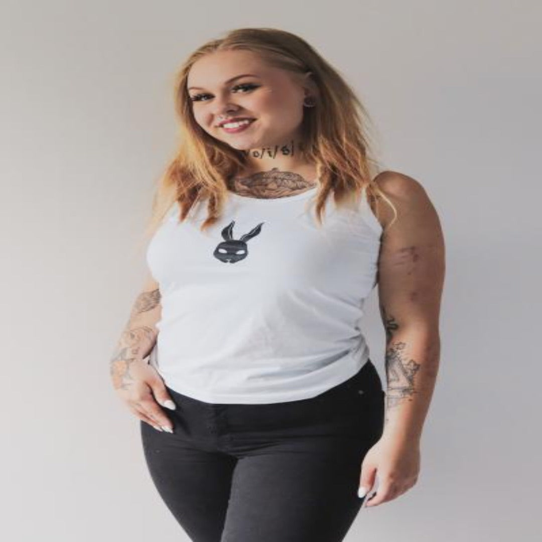 Valkoinen hihaton tank top kani-aiheella, rento ja ilmava kesävaate. - Kaninkolo