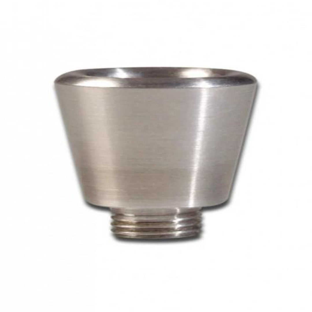 Kiiltävä hopeanvärinen 20mm metallinen pesäkuppi tyhjänä, valkoisella taustalla, korostaen sen kompaktia kokoa ja kestävää materiaalia.