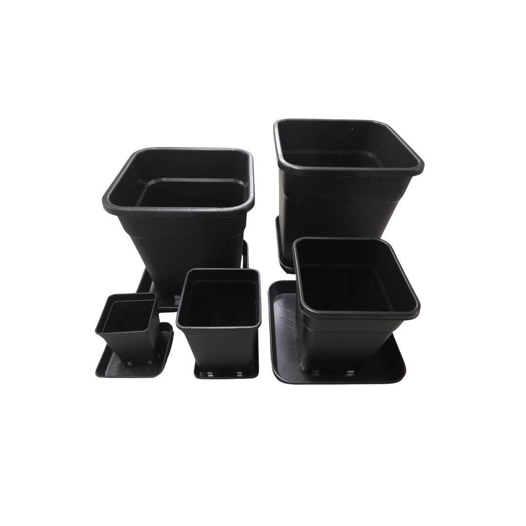 Kuva Kaninkolon valkoisesta, neliön muotoisesta keraamisesta aluslautasesta, jossa on minimalistinen muotoilu ja puhdaslinjaiset reunat, aseteltuna tyylikkäästi kahvikupin alle.