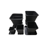 Kuva Kaninkolon valkoisesta, neliön muotoisesta keraamisesta aluslautasesta, jossa on minimalistinen muotoilu ja puhdaslinjaiset reunat, aseteltuna tyylikkäästi kahvikupin alle.