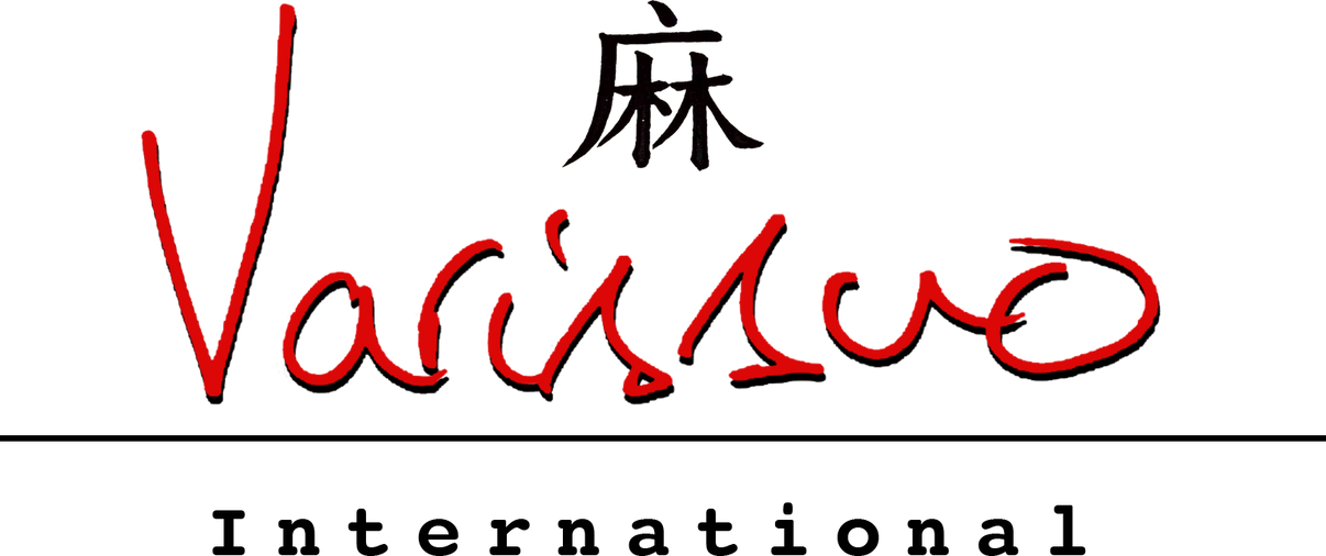 Tyylikäs kuva Konevitsan Kesäyö Organic Reg -yrttijuomapakkauksesta, jossa on pohjoismaisia kesäyön värejä ja herbaalisia elementtejä valkoisella taustalla.