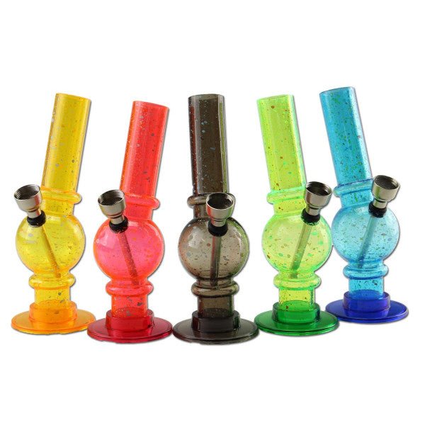 Kompakti ja kestävä 15cm läpinäkyvä akryylibongi metallisella pesällä, kuvattuna vaalealla taustalla.