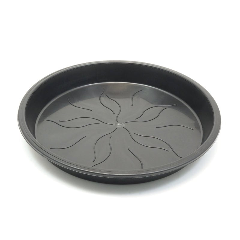 Pyöreä musta 30 cm aluslautanen, asetettuna ruukun alle valkoisella taustalla. Korostaa puhtautta ja toimivuutta kasvatuksessa.