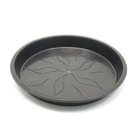 Pyöreä musta 30 cm aluslautanen, asetettuna ruukun alle valkoisella taustalla. Korostaa puhtautta ja toimivuutta kasvatuksessa.