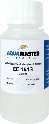 Aquamaster EC 1.413 kalibrointineste 100ml pullo, jonka etiketti on selkeästi näkyvissä ja nestettä käytetään EC-mittarin kalibrointiin.