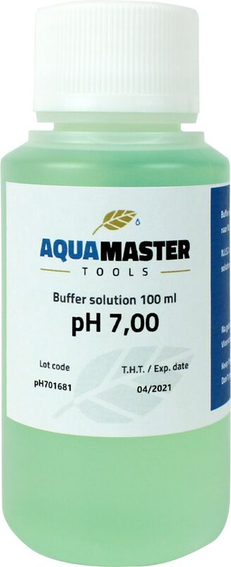 Aquamaster pH 7.01 kalibrointineste 100ml pullo, kirkas muovi, sinivihreä etiketti ja tiivis korkki, pöydällä.