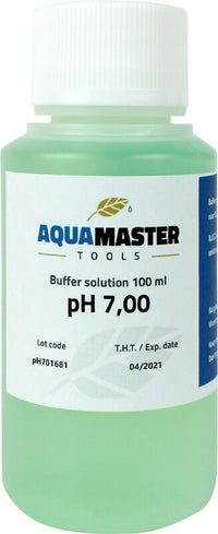 Aquamaster pH 7.01 kalibrointineste 100ml pullo, kirkas muovi, sinivihreä etiketti ja tiivis korkki, pöydällä.