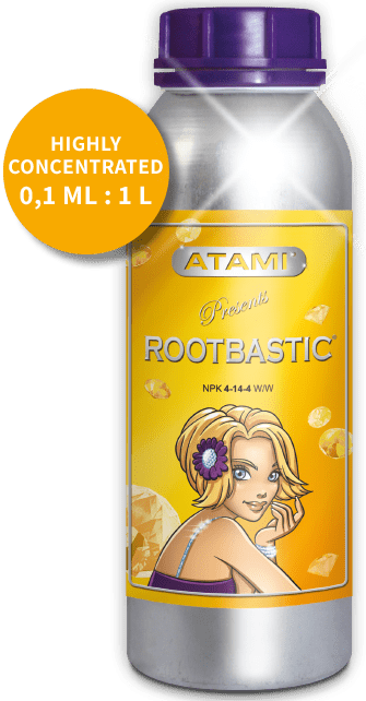 Atami Rootbastic 100ml -pullo vihreiden, elinvoimaisten kasvien ja kehittyvän juuriston edessä, symboloiden tehokasta kasvua.