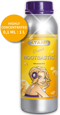 Atami Rootbastic 100ml -pullo vihreiden, elinvoimaisten kasvien ja kehittyvän juuriston edessä, symboloiden tehokasta kasvua.