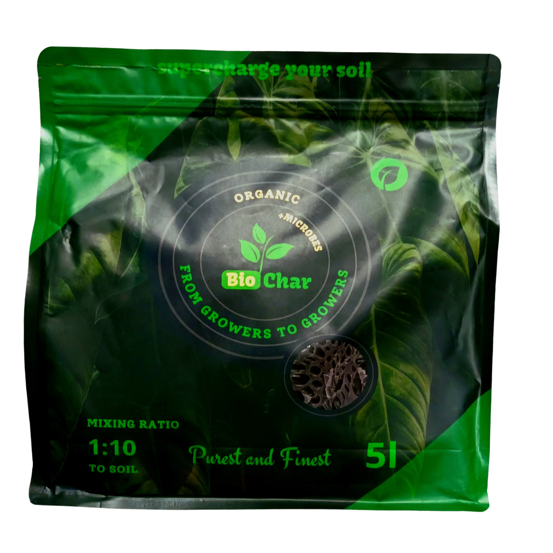 Viisi litran säkki orgaanista biohiiltä ja aktiivisia mikrobeja, valmiina parantamaan puutarhamaata ja edistämään kasvien tervettä kasvua.