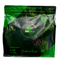 Viisi litran säkki orgaanista biohiiltä ja aktiivisia mikrobeja, valmiina parantamaan puutarhamaata ja edistämään kasvien tervettä kasvua.