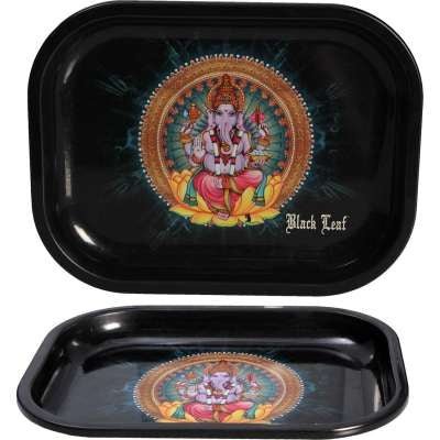 Pieni Black Leaf Ganesha Rolling Tray S metallitarjotin, jossa on yksityiskohtainen kuva elefanttipäisestä, nelikätisestä Ganeshasta kultaisilla yksityiskohdilla.