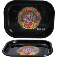 Pieni Black Leaf Ganesha Rolling Tray S metallitarjotin, jossa on yksityiskohtainen kuva elefanttipäisestä, nelikätisestä Ganeshasta kultaisilla yksityiskohdilla.