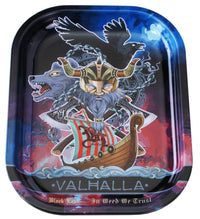 BL Valhalla Rolling Tray S, pieni tumma metallinen väsäysalusta, jossa Valhalla-aiheinen painatus ja yksityiskohtaisia pohjoismaisia symboleita.
