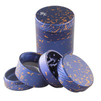 Lähikuva sinisestä BLACK LEAF CROWN 4 -alumiinigrinderistä, jossa näkyvät terävät hampaat ja siitepölyastia