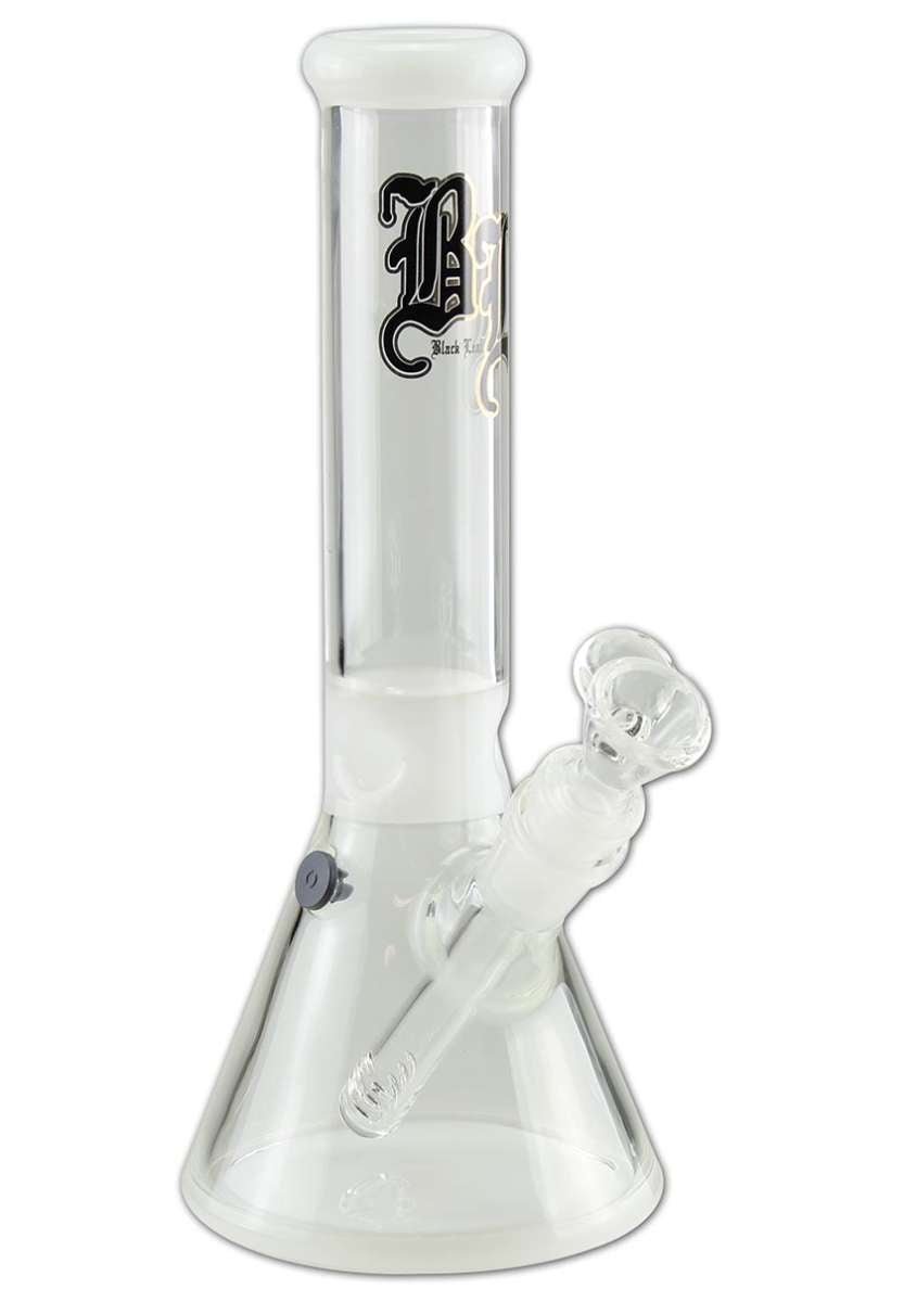 Black Leaf Flask Bong White -lasibongi kirkkaasta borosilikaattilasista, valkoisella Black Leaf -logolla ja vakaalla pullomaisella pohjalla.